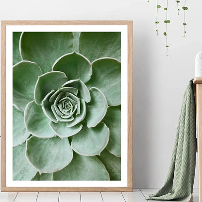 Una obra contemporánea que mezcla tonos verdes y formas suaves para ambientes elegantes.