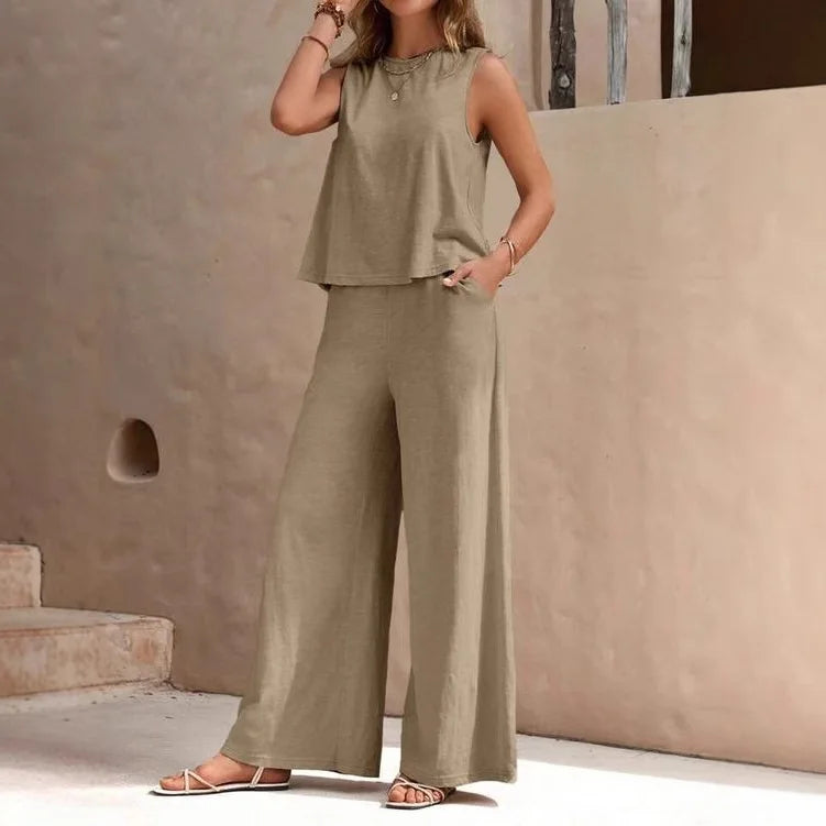 Outfit casual y elegante para mujer con pantalón de pierna ancha y blusa sin mangas.