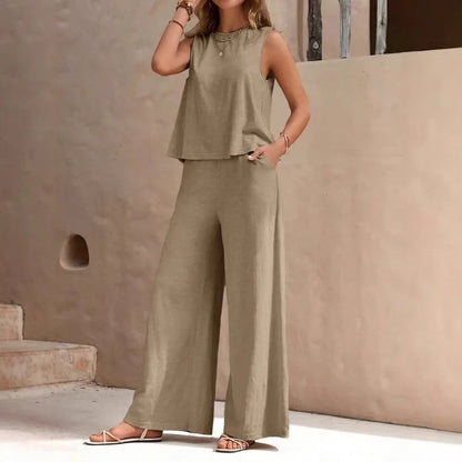 Outfit casual y elegante para mujer con pantalón de pierna ancha y blusa sin mangas.