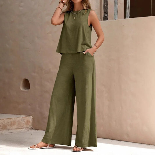 Conjunto femenino de lino color albaricoque, ideal para el verano 2025, con blusa sin mangas y pantalón ancho elegante.