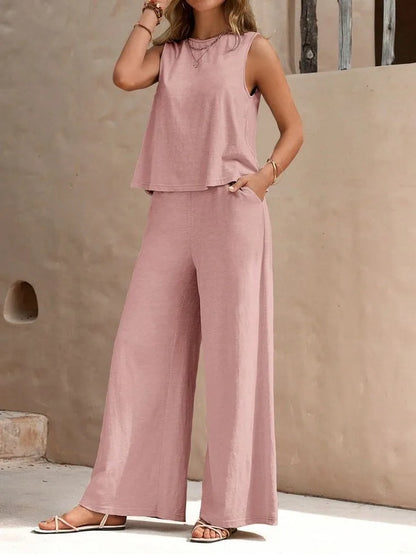 Look de verano elegante con conjunto de lino color cálido y textura ligera.