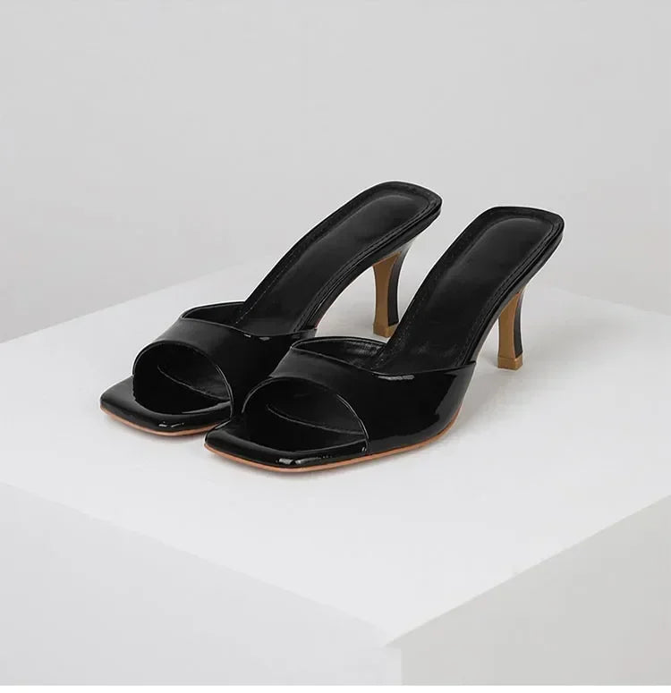 Tacones nude con acabado brillante y estilo minimalista. Ideales para mujeres que buscan confort sin renunciar a la elegancia.