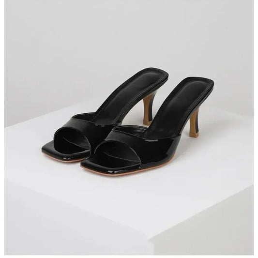 Descubre la sandalia nude más buscada del año. Ideal para combinar con vestidos o jeans, aportando elegancia y ligereza a cada paso.