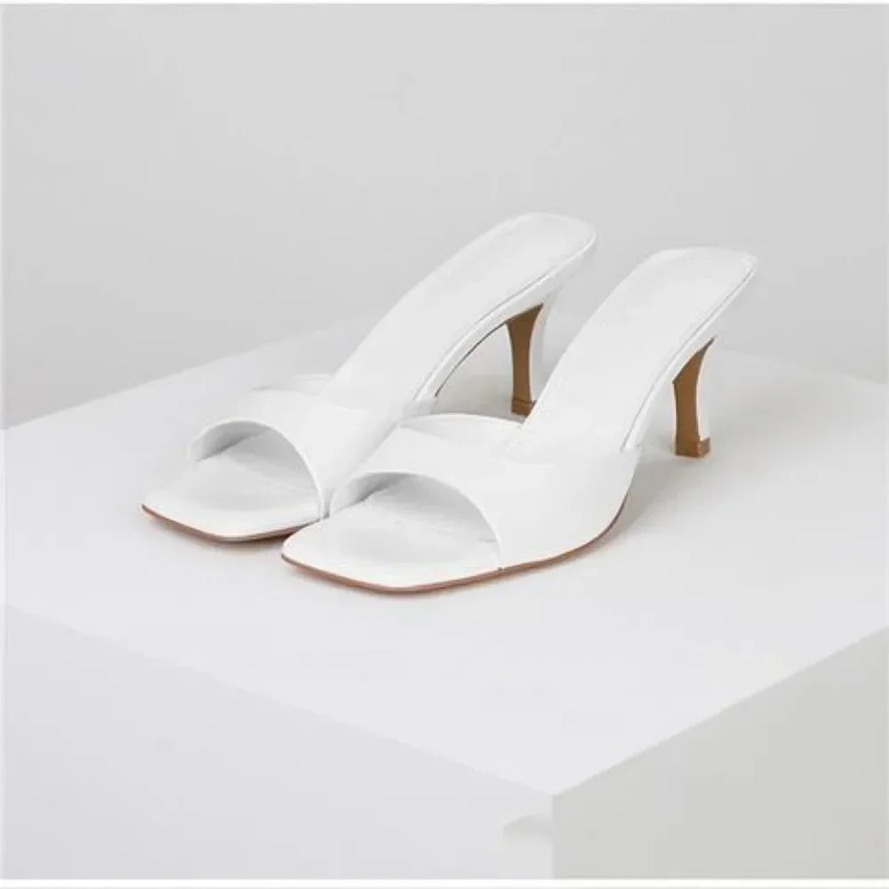 Luce impecable con estas sandalias nude de diseño premium. Su forma estiliza el pie y combina con cualquier outfit elegante.