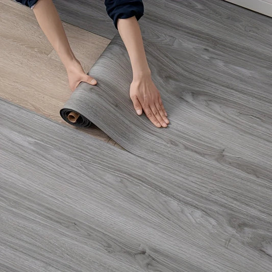 papel vinilico impermeable efecto madera oscura ideal para renovar paredes y suelos sin obras