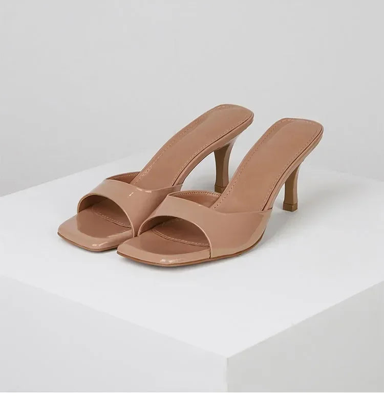 Tacones finos y ligeros en color piel, con plantilla de PU suave y suela de goma antideslizante. La mezcla perfecta entre estilo y confort.