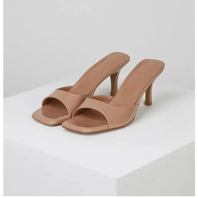 Sandalias elegantes con tacón fino de 7 cm y acabado en PU brillante. Perfectas para oficina, eventos o salidas nocturnas.