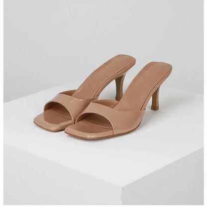 Sandalias elegantes con tacón fino de 7 cm y acabado en PU brillante. Perfectas para oficina, eventos o salidas nocturnas.