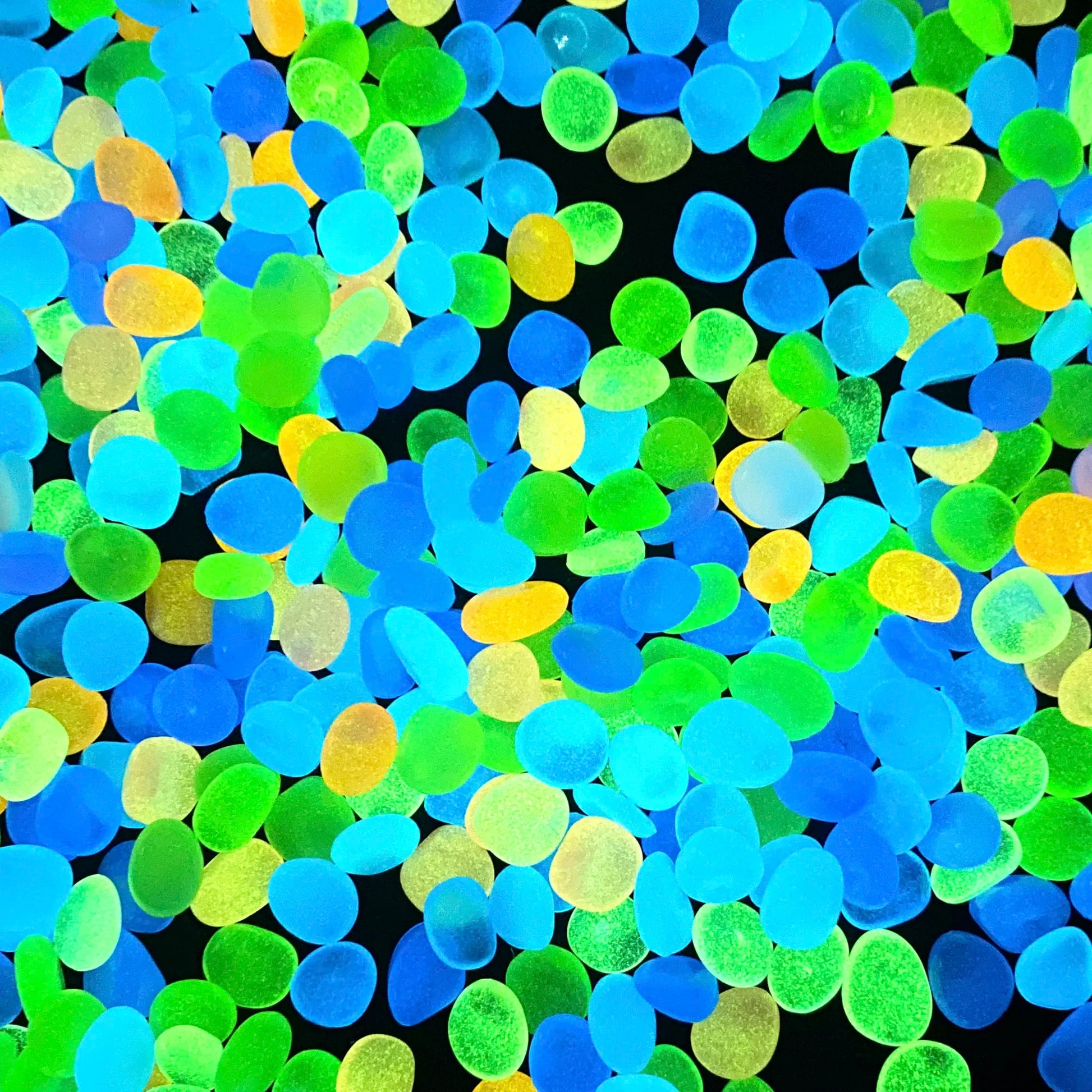 frasco decorativo lleno de piedras que brillan naturalmente despues de cargarse con luz solar