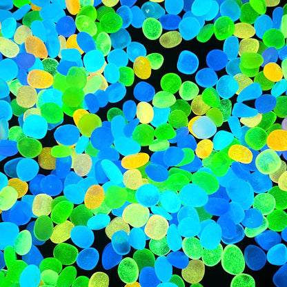 frasco decorativo lleno de piedras que brillan naturalmente despues de cargarse con luz solar