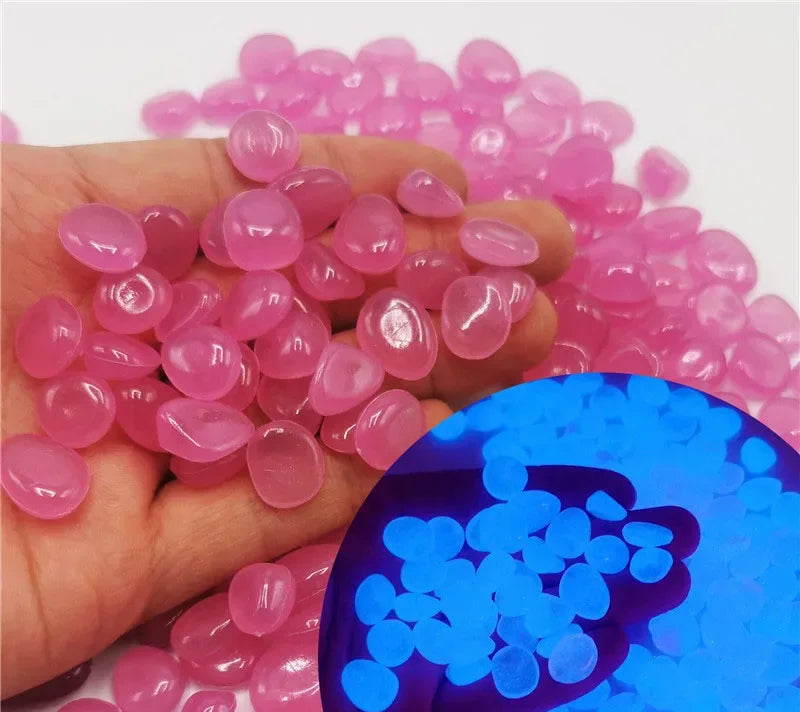 brillan intensamente al anochecer creando una atmosfera acogedora y moderna