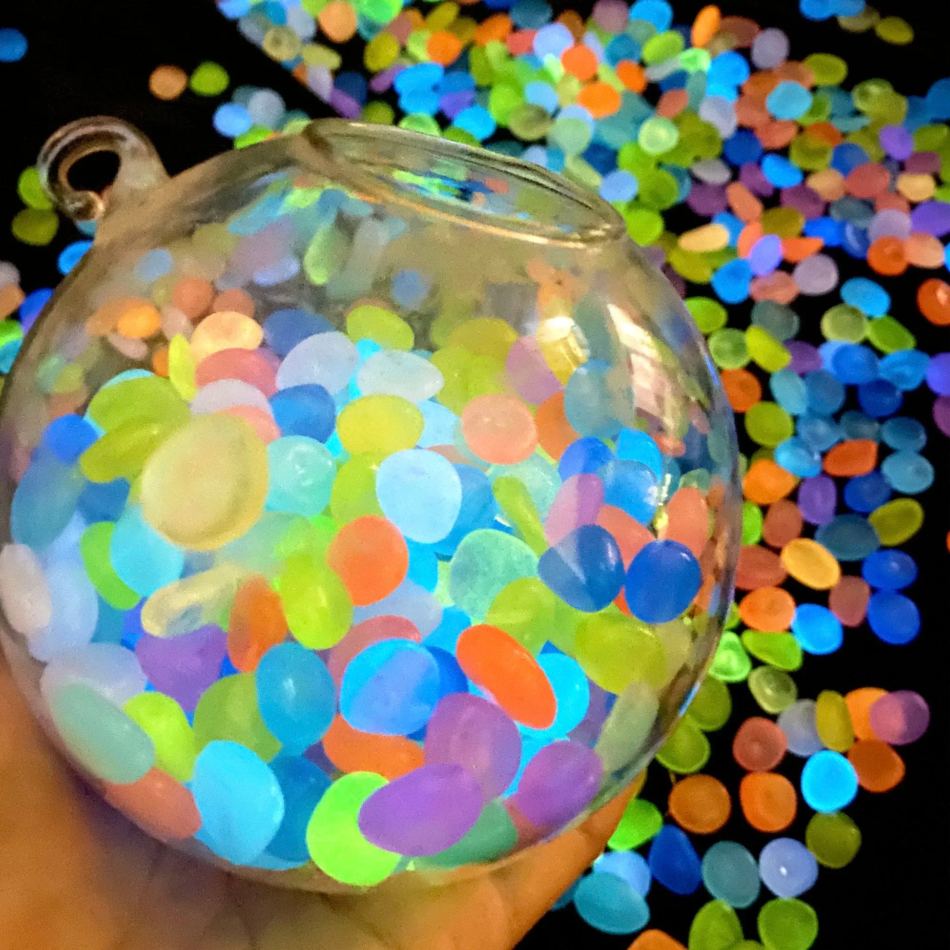 piedras brillantes que aportan color y luz a tus macetas y rincones naturales