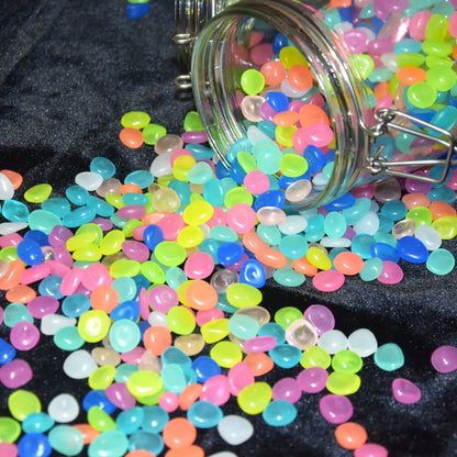 jarra de vidrio con piedras absorbiendo la luz del sol para su uso nocturno decorativo