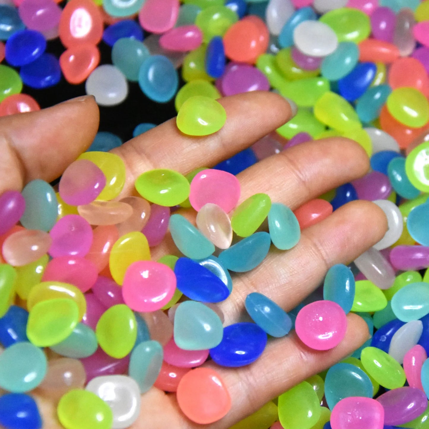 crea un entorno submarino magico con piedras fluorescentes seguras para peces