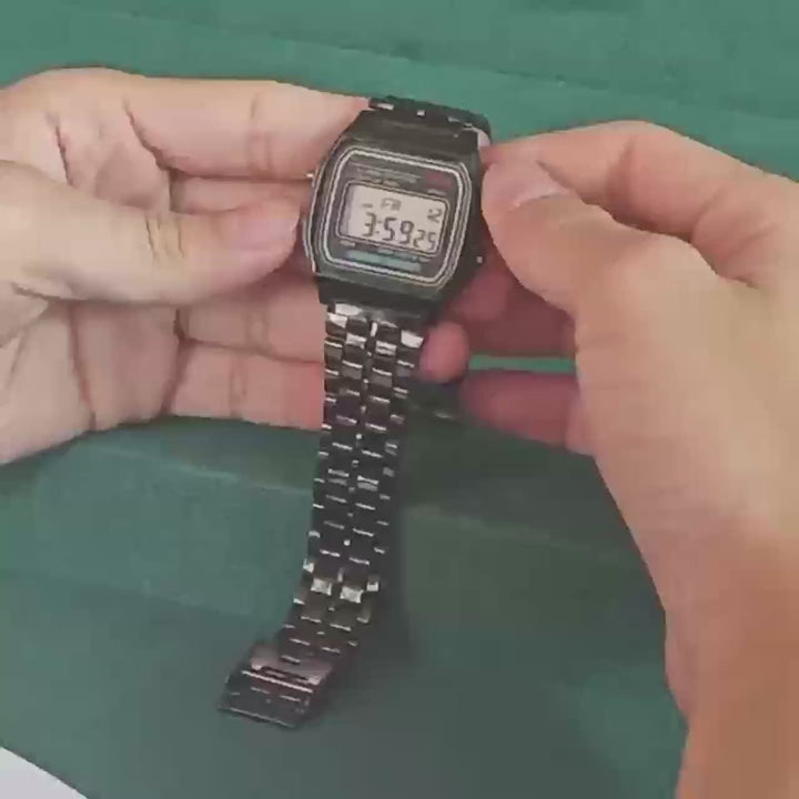 reloj digital dorado de moda en estante minimalista