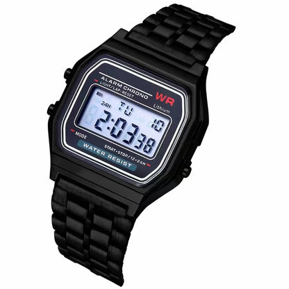 reloj digital de pulsera dorado con diseno clasico y pantalla led, exhibido en vitrina iluminada de estilo sofisticado.