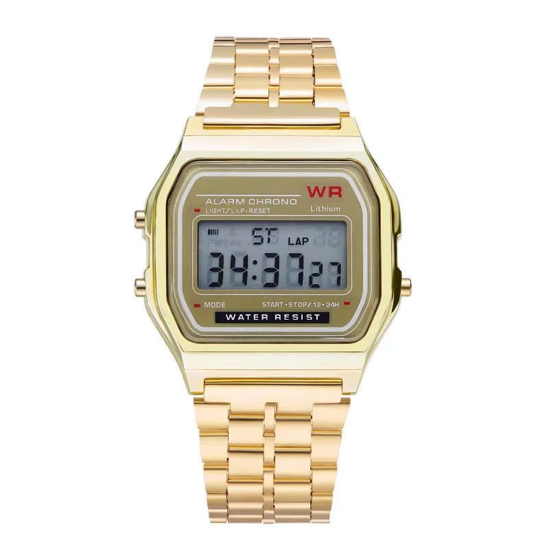 reloj deportivo digital dorado con correa de acero inoxidable y luz led, presentado en vitrina de tienda premium.