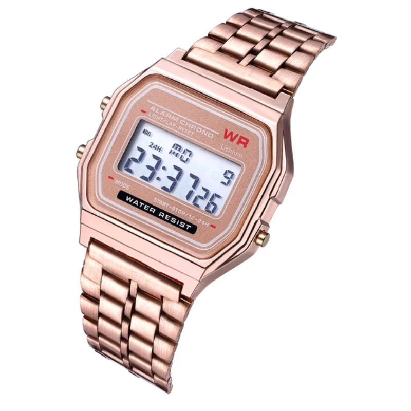 reloj digital dorado unisex con luz led y correa metalica, fotografia profesional en estante de tienda elegante.