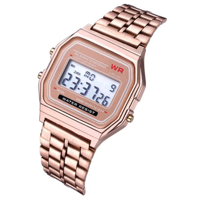 reloj digital dorado unisex con luz led y correa metalica, fotografia profesional en estante de tienda elegante.